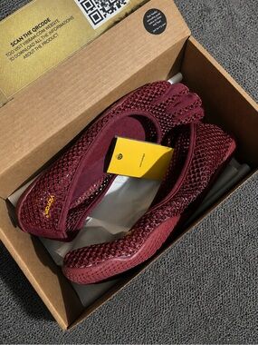 Vibram five finger vi-b eco in burgundy brand new.